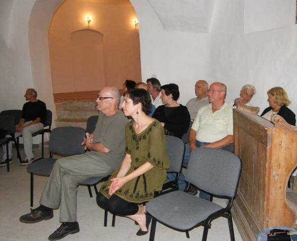 Skrivnostna ženska figura kot simbol prikrite erotike